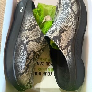 OOFOS Women's Sandals - Black and Gray sz 12